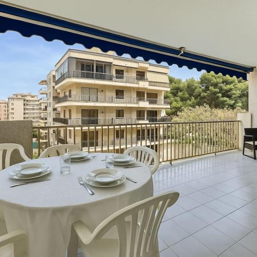 Cozy Flat with Wifi and Pool 5 min to beach