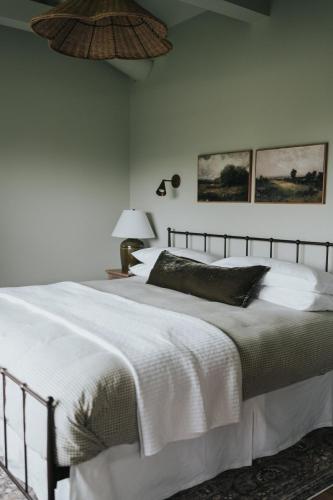 a bedroom with a large bed with white sheets at Luxury Cabin at Beaver Creek with hot tub and stunning views in Strasburg