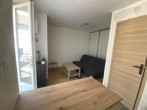 - un salon avec un canapé et une porte en bois dans l'établissement Studio cosy, à Besançon