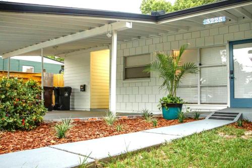 Taman di luar Exquisite Luxury Villa with Pool in Prime Location