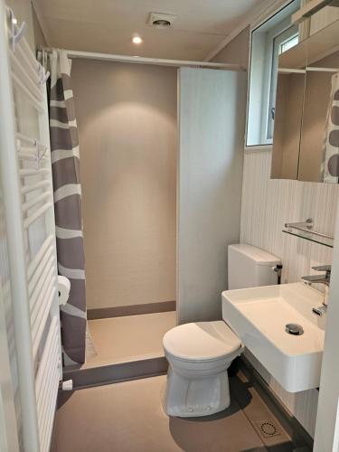 Et badeværelse på Zomerhuis Duinzicht