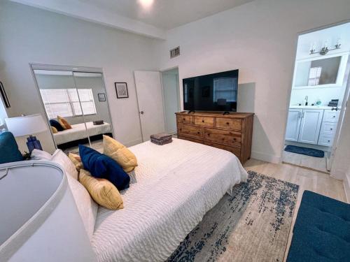 Televisyen dan/atau pusat hiburan di Exquisite Luxury Villa with Pool in Prime Location