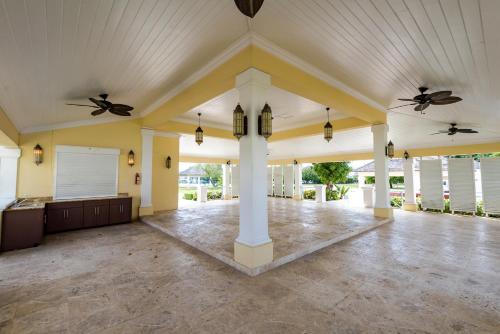 Fotografie z fotogalerie ubytování 5min Walk from Love Beach A Spacious Home in Nassau v destinaci Orange Hill