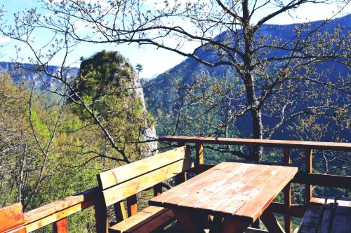 a wooden bench sitting on top of a table at Kanjon 987 in Podgrad