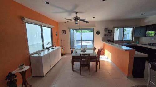 a kitchen and dining room with a table and chairs at Casa Coco in Valladolid