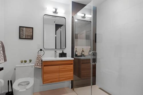 Bilik mandi di Luxury Duplex in Hoboken 15Min to NYC, Fire Pit