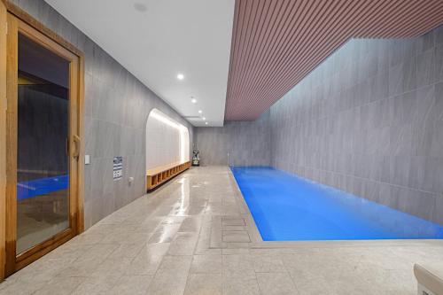 Bazén v ubytování Prospect Box Hill 2BR Apt with City Views L21 nebo v jeho okolí