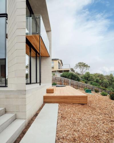Un balcón o terraza en Luxury Architectural Masterpiece with Beach Access