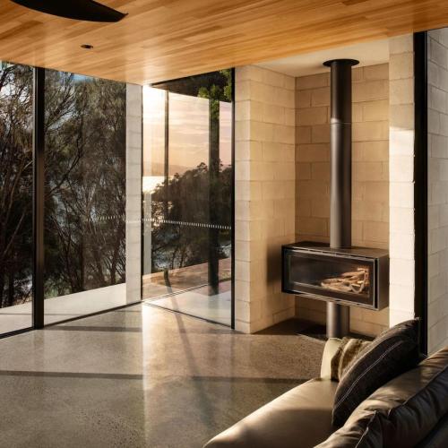 Un lugar para sentarse en Luxury Architectural Masterpiece with Beach Access