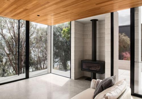 Un lugar para sentarse en Luxury Architectural Masterpiece with Beach Access