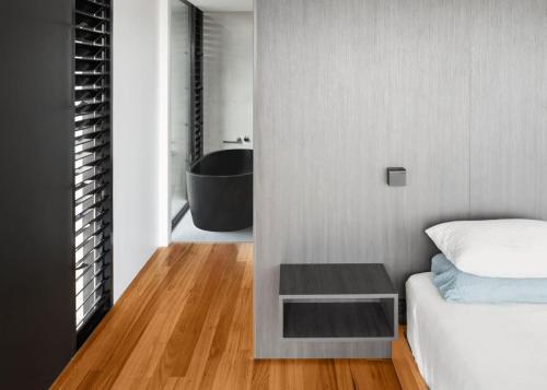 Una cama o camas en una habitación de Luxury Architectural Masterpiece with Beach Access
