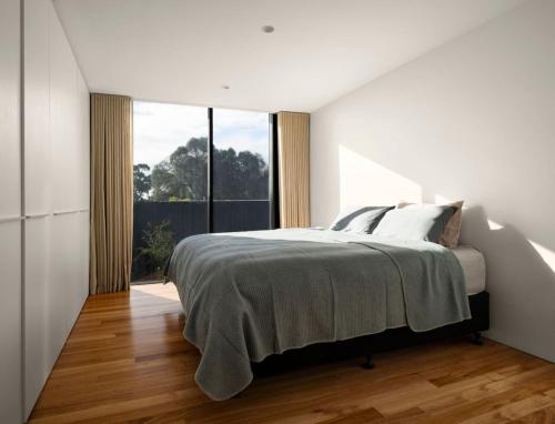 Una cama o camas en una habitación de Luxury Architectural Masterpiece with Beach Access