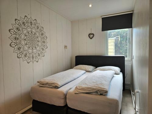 En eller flere senge i et værelse på Zomerhuis Duinzicht