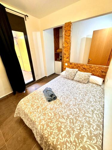 a bedroom with a bed with a hat on it at MT Boutique Suites y Apartamentos - Adults Only - in Mataró