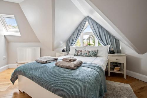 a bedroom with a bed with two towels on it at One-bed central retreat in Brockenhurst in Brockenhurst