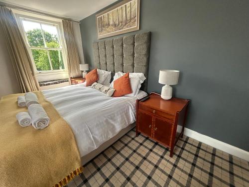 Una cama o camas en una habitación de John Martin Room