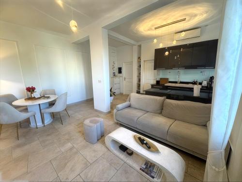 un salon avec un canapé et une table dans l'établissement Appartement T3 grand standing à Juan Les Pins, à Antibes