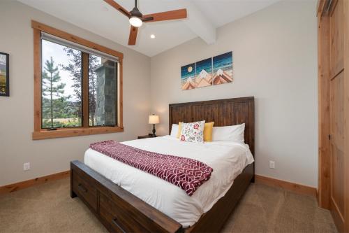 Postel nebo postele na pokoji v ubytování Elk Creek A103 private hot tub