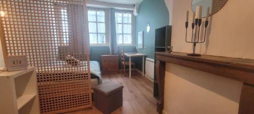 une pièce avec un comptoir et une pièce avec un bureau dans l'établissement Studio plein centre, à Besançon