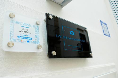 a switch on a wall with a sign on it at BVsireneHOUSE in Polignano a Mare