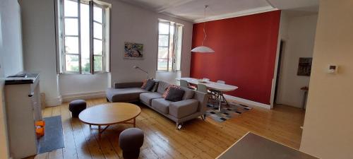 un salon avec un canapé et une table dans l'établissement Burdigala Homes - Appart rue Ausone, à Bordeaux