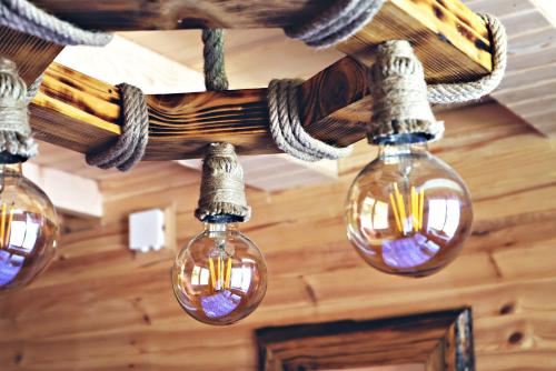 a group of light bulbs hanging from a ceiling at Kanjon 987 in Podgrad