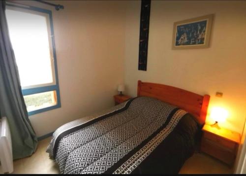une chambre avec un lit et une fenêtre dans l'établissement Charmant appartement proche plages avec vue montagne, à Argelès-sur-Mer