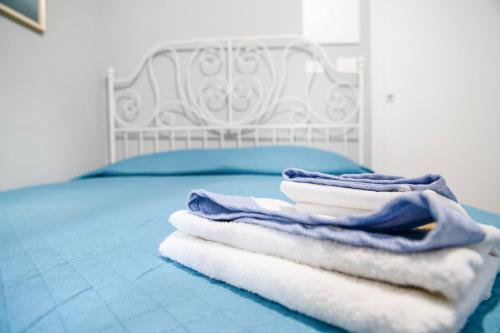 Ένα ή περισσότερα κρεβάτια σε δωμάτιο στο LaLuna Apartments - Sea Panorama - 20mins from CTA airport