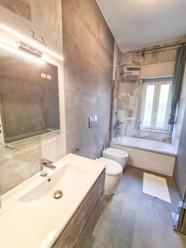 Ένα μπάνιο στο LaLuna Apartments - Sea Panorama - 20mins from CTA airport