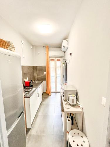 Η κουζίνα ή μικρή κουζίνα στο LaLuna Apartments - Sea Panorama - 20mins from CTA airport