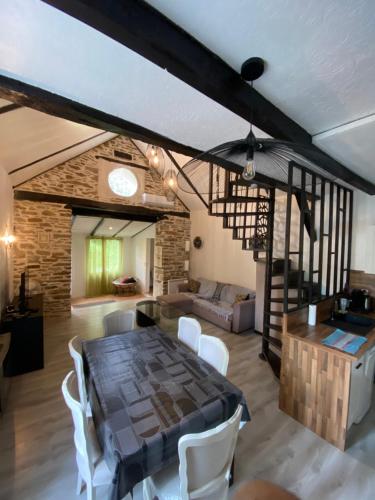 une salle à manger avec une grande table et des chaises blanches dans l'établissement MAISON CLIMATISÉE - Vallée Du Tarn - BORD D'EAU, à Trébas
