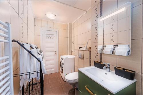 Phòng tắm tại Central Green apartment 3BD - Free Private Parking - by Open House