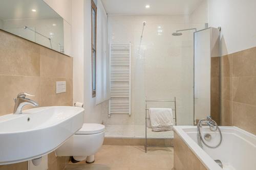 une salle de bain avec un lavabo, des toilettes et une baignoire dans l'établissement Vaste et bel appartement au cœur de Marseille, à Marseille