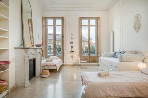 un salon avec un canapé et une cheminée dans l'établissement Vaste et bel appartement au cœur de Marseille, à Marseille