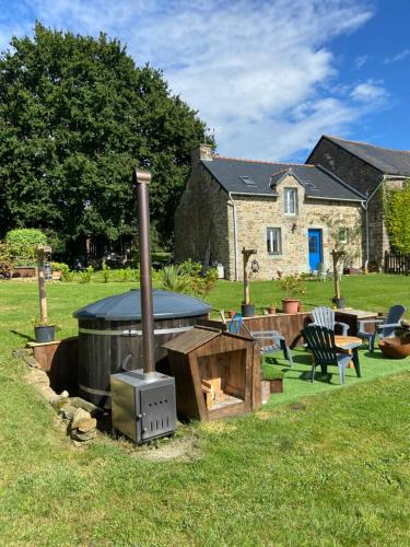 - un barbecue en plein air dans la cour d'une maison dans l'établissement Pinabre Rose Cottage, à Plouguenast Langast