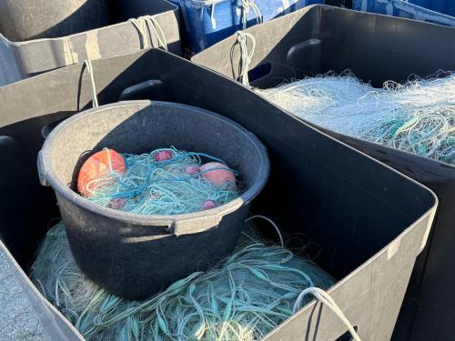 a black bin with balls in it with hay at Charmerende hus i idylliske Lynæs in Hundested