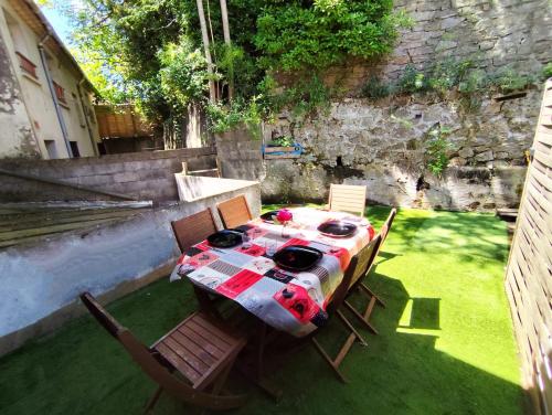 Appartement climatisé avec terrasse 4 à 6 couchages à 600m du centre thermal