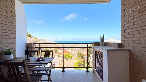 ein Balkon mit Tisch und Meerblick in der Unterkunft Coral beach in Peñíscola
