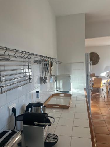 Il comprend une cuisine équipée d'un évier et d'une cuisinière. dans l'établissement Villa Cala Rossa 3 chambres, à Lecci