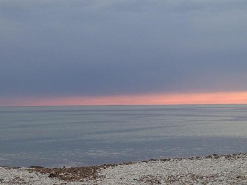 a view of the ocean from a beach at sunset at Mamaisondouce in Saint-Clément-des-Baleines