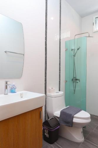 a bathroom with a sink and a toilet and a glass shower at Pattaya Luxury Villa, 5BR 6BA, Private Pool with Jacuzzi Cityhouse54 in Pattaya South