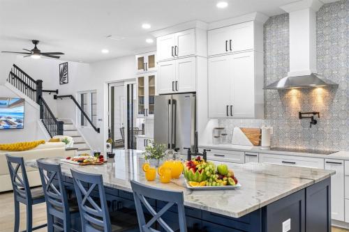 Η κουζίνα ή μικρή κουζίνα στο Stunning Apollo Beach Villa - Amazing Pool Escape