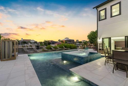 Πισίνα στο ή κοντά στο Stunning Apollo Beach Villa - Amazing Pool Escape