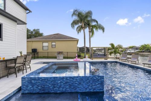 Πισίνα στο ή κοντά στο Stunning Apollo Beach Villa - Amazing Pool Escape