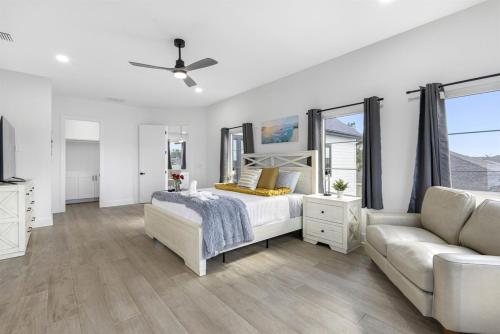 Ένα ή περισσότερα κρεβάτια σε δωμάτιο στο Stunning Apollo Beach Villa - Amazing Pool Escape