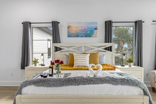 Ένα ή περισσότερα κρεβάτια σε δωμάτιο στο Stunning Apollo Beach Villa - Amazing Pool Escape