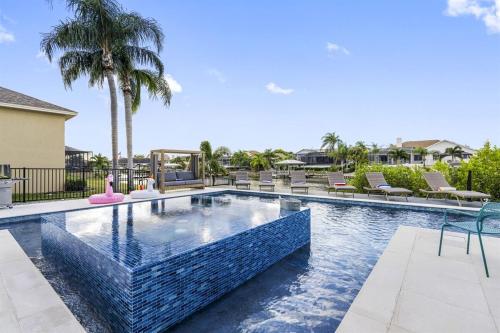 Πισίνα στο ή κοντά στο Stunning Apollo Beach Villa - Amazing Pool Escape