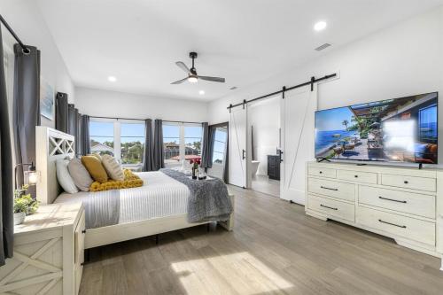 Μια τηλεόραση ή/και κέντρο ψυχαγωγίας στο Stunning Apollo Beach Villa - Amazing Pool Escape