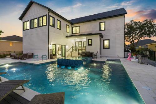 Πισίνα στο ή κοντά στο Stunning Apollo Beach Villa - Amazing Pool Escape