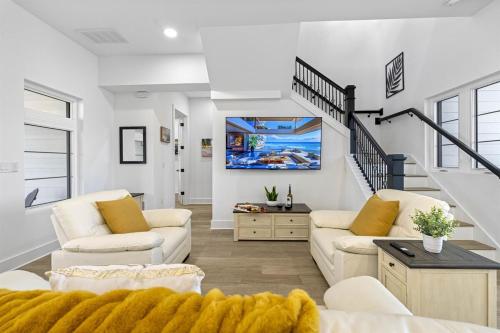 Μια τηλεόραση ή/και κέντρο ψυχαγωγίας στο Stunning Apollo Beach Villa - Amazing Pool Escape